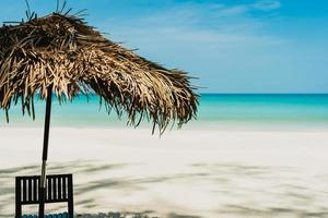 mesa y silla en la playa de verano tropical foto