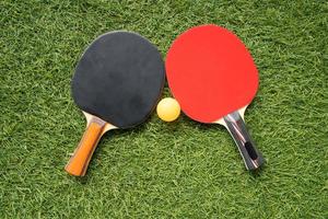raqueta de tenis de mesa y pelota