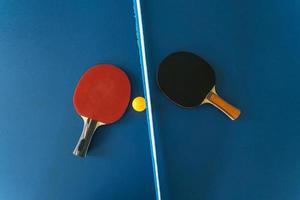 raqueta de tenis de mesa y pelota foto