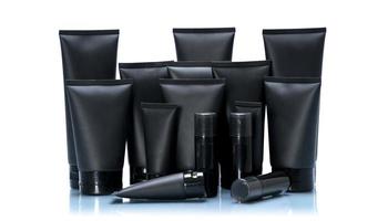 Conjunto de paquete de maqueta de tubo cosmético negro aislado sobre fondo blanco.