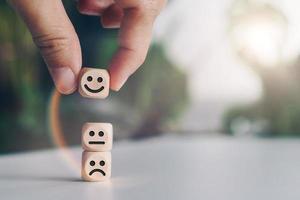 iconos de cara sonriente en cubos de madera foto