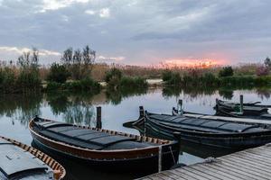 barcos de pesca en el puerto foto