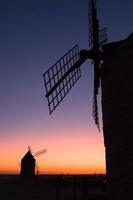 viejos molinos de viento al atardecer foto