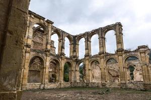 ruinas de un antiguo monasterio foto