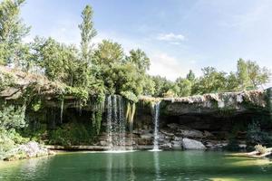 una cascada en el bosque foto