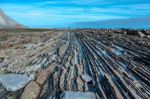 Formación rocosa flysch en zumaia, españa foto