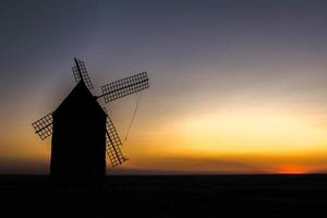 antiguo molino de viento al atardecer foto