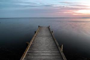 muelle de madera en el lago foto