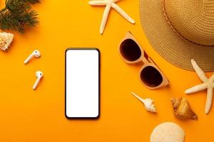 maqueta de teléfono inteligente con artículos de verano foto