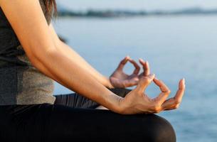 primer plano, de, un, mujer, meditar foto