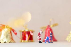 familia feliz en miniatura celebrando la navidad, navidad y feliz año nuevo concepto foto