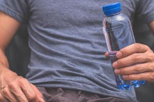 beber agua limpia para la salud foto