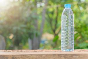 botella de agua potable foto