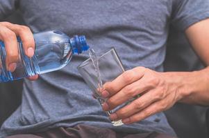 beber agua limpia para la salud foto