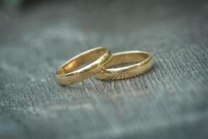 un par de anillos de boda de oro con fondo bokeh foto