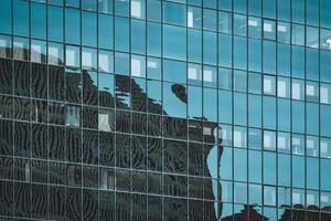 Reflexiones sobre la fachada acristalada de un edificio de oficinas foto