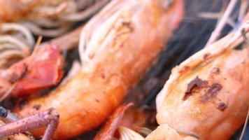 close-up de camarões frescos grelhados em um fogão de piquenique