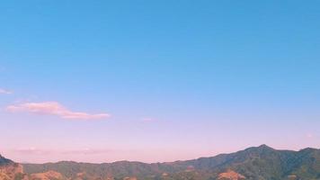 Time-lapse de nubes moviéndose sobre las montañas por la mañana video