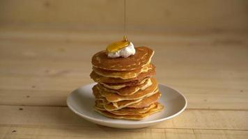 hälla honung på stacken av pannkakor toppad med ost video