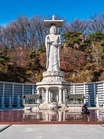 Estatua budista en el templo bongeunsa en la ciudad de Seúl, Corea del Sur