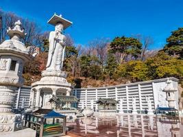 Estatua budista en el templo bongeunsa en la ciudad de Seúl, Corea del Sur