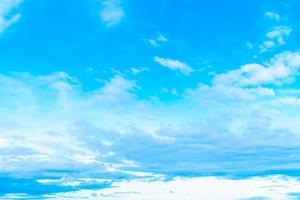 nubes blancas en el cielo azul foto