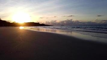 beau paysage coucher de soleil, plage tropicale de thaïlande video