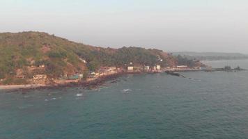imagens de drone da costa da vila de Arambol, na Índia. um lugar para estudos de terapias alternativas, esta vila é popular entre os viajantes de todo o mundo.
