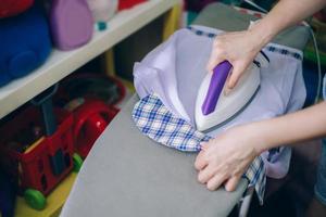 mujer planchando ropa foto