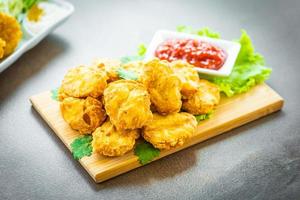 nuggets de pollo frito con salsa de tomate foto