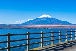 monte. fuji y el lago yamanakako en japón foto