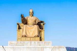 estatua del rey sejong en seúl, corea del sur foto