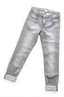 jeans grises sobre fondo blanco foto
