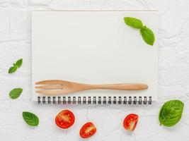 plano con ingredientes frescos y cuaderno de espiral foto