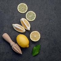 limones frescos y exprimidor foto