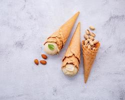 helado de pistacho y vainilla sobre un fondo gris claro foto