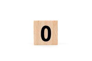 Bloque de madera número cero sobre un fondo blanco. foto