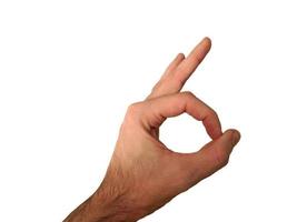 Imagen de la mano izquierda con el pulgar y el dedo índice conectados o bien signo aislado sobre un fondo blanco.