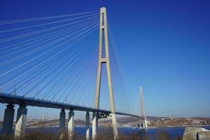 Paisaje con una vista del puente russky contra un cielo azul claro en Vladivostok, Rusia foto