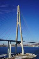 La vista horizontal del puente russky contra un cielo azul claro en Vladivostok, Rusia foto