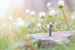 Pareja en miniatura en el jardín, concepto de día de San Valentín foto