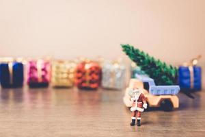 Santa Claus en miniatura con una bolsa, concepto de celebración de Navidad foto