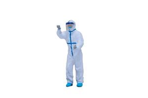 Médico en miniatura con trajes de protección aislado sobre un fondo blanco. foto