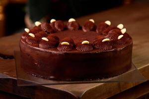 pastel de chocolate en la mesa de madera foto