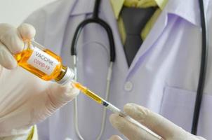 profesional de la salud extrayendo una vacuna covid
