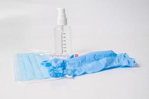 mascarilla quirúrgica con guantes, termómetro y gel desinfectante