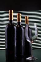 Botellas de vino y vidrio con fondo de líneas blancas foto