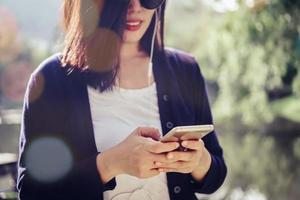 mujer con smartphone foto