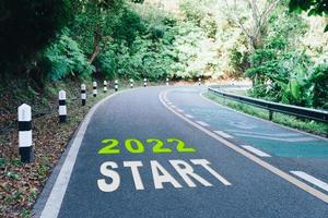 línea de inicio hasta 2022 en la carretera para el inicio de un viaje hacia el destino foto