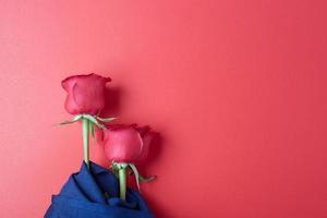 rosas sobre un fondo rojo, concepto para el día de san valentín